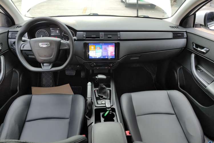 Used Qoros 3 2018 Sedan 1.6L Automatic Leading Model Center Console
