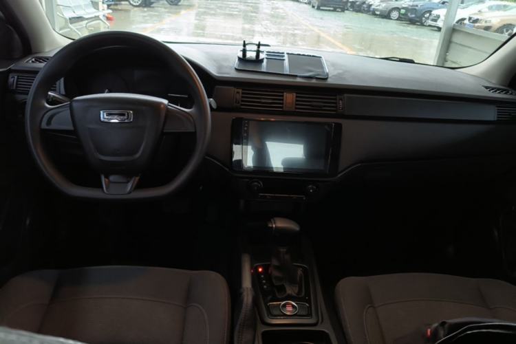Used Qoros 3 2018 Sedan 1.6L Automatic Leading Model Center Console