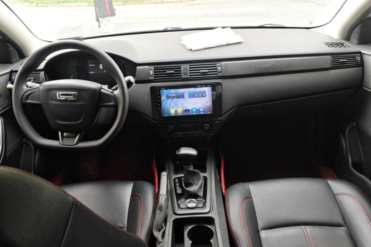 Used Qoros 3 2018 Sedan 1.6L Automatic Leading Model Center Console