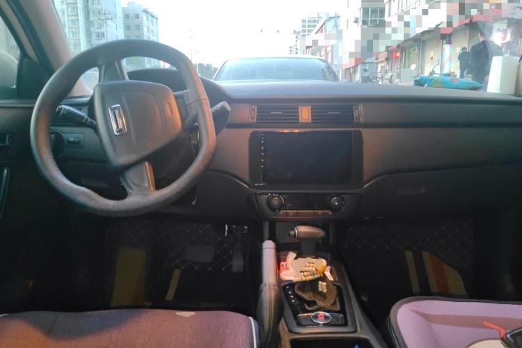Used Qoros 3 2018 Sedan 1.6L Automatic Leading Model Center Console