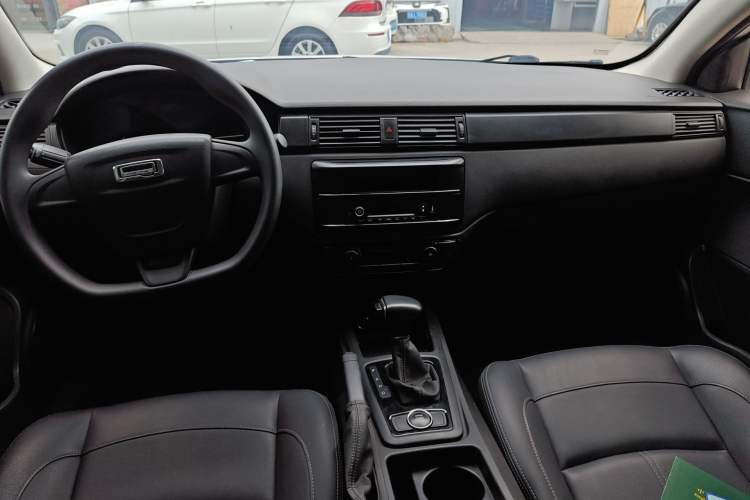 Used Qoros 3 2018 Sedan 1.6L Automatic Leading Model Center Console