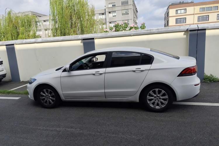 Used Qoros 3 2018 Sedan 1.6L Automatic Leading Model Exterior 3