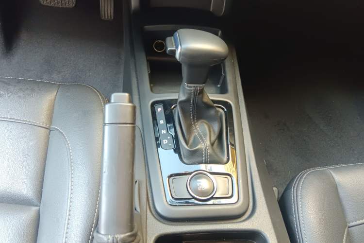 Used Qoros 3 2018 Sedan 1.6L Automatic Leading Model Gear Lever