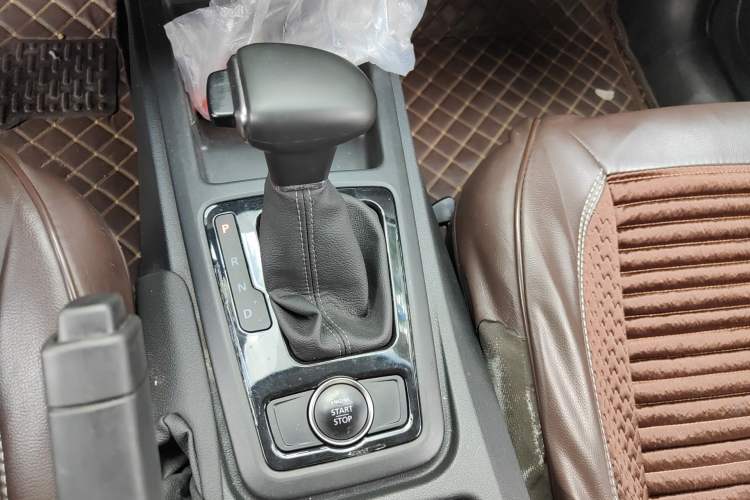 Used Qoros 3 2018 Sedan 1.6L Automatic Leading Model Gear Lever