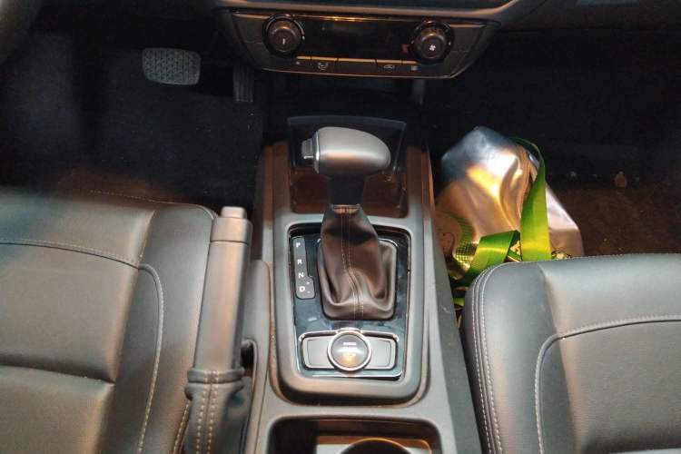 Used Qoros 3 2018 Sedan 1.6L Automatic Leading Model Gear Lever