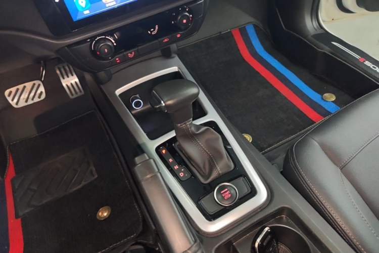 Used Qoros 3 2018 Sedan 1.6L Automatic Leading Model Gear Lever