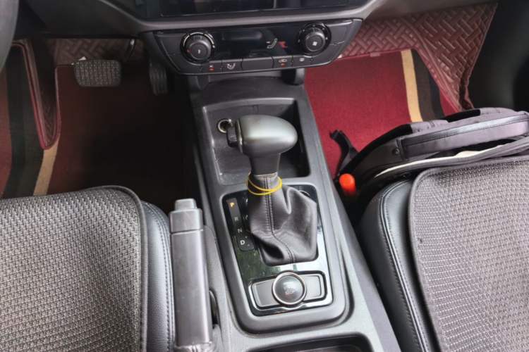 Used Qoros 3 2018 Sedan 1.6L Automatic Leading Model Gear Lever