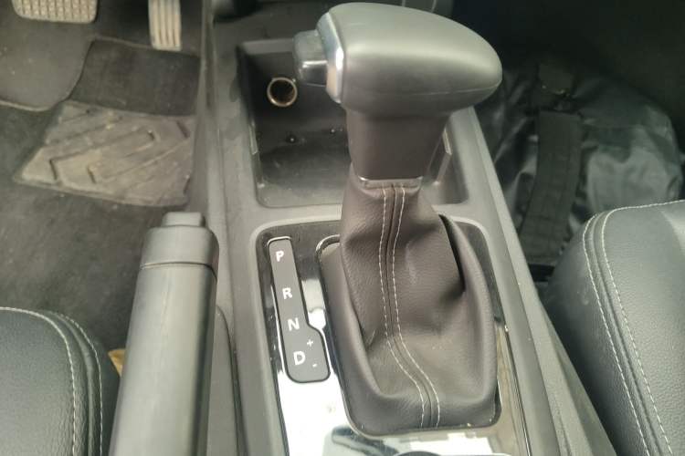 Used Qoros 3 2018 Sedan 1.6L Automatic Leading Model Gear Lever