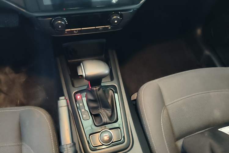 Used Qoros 3 2018 Sedan 1.6L Automatic Leading Model Gear Lever