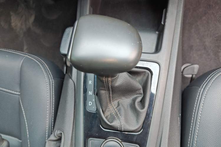 Used Qoros 3 2018 Sedan 1.6L Automatic Leading Model Gear Lever
