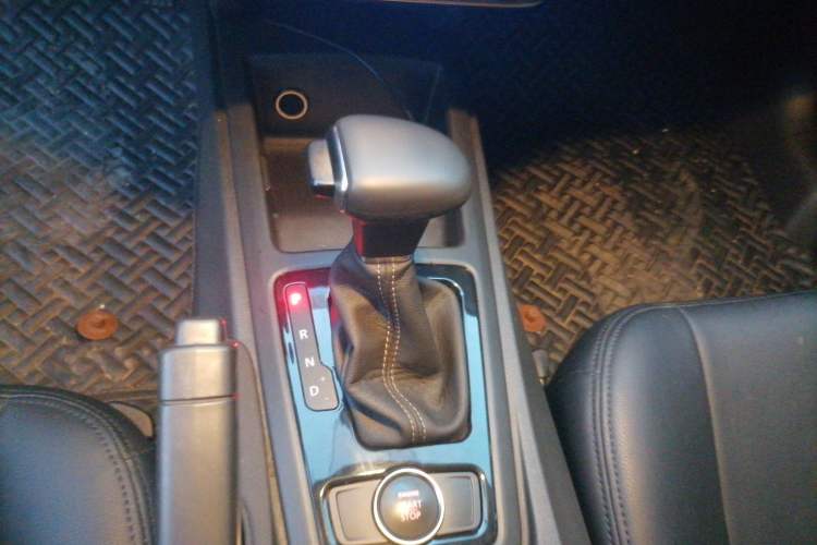 Used Qoros 3 2018 Sedan 1.6L Automatic Leading Model Gear Lever