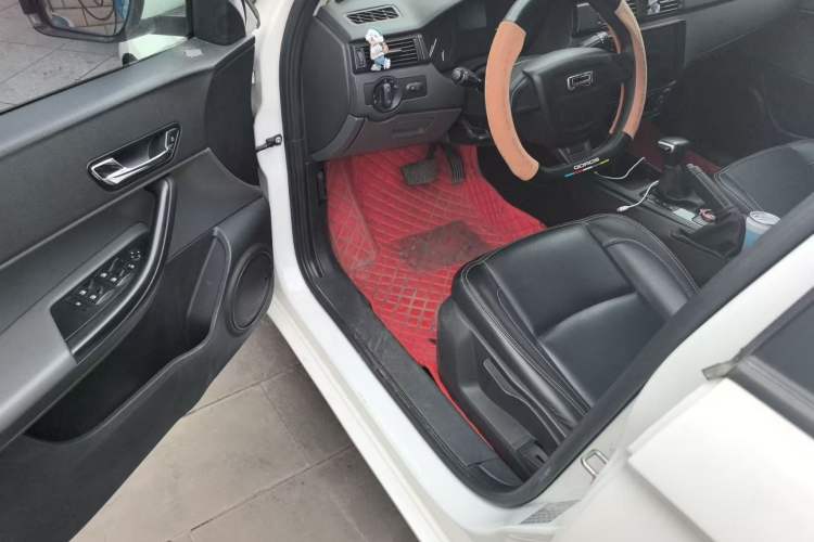Used Qoros 3 2018 Sedan 1.6L Automatic Leading Model Interior 1