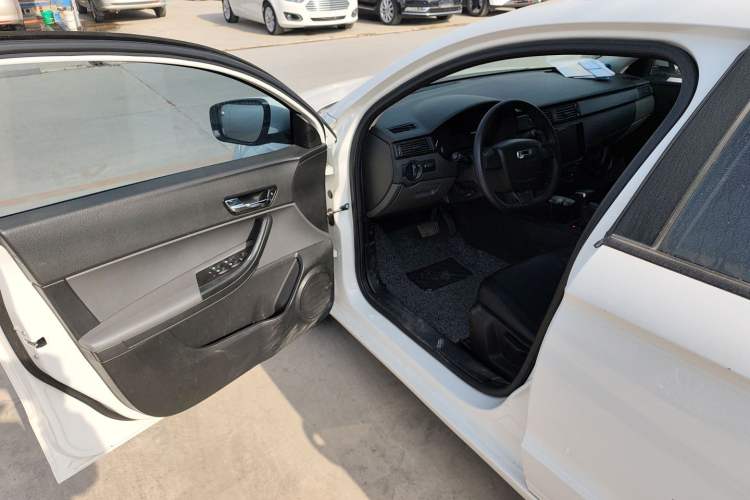 Used Qoros 3 2018 Sedan 1.6L Automatic Leading Model Interior 3