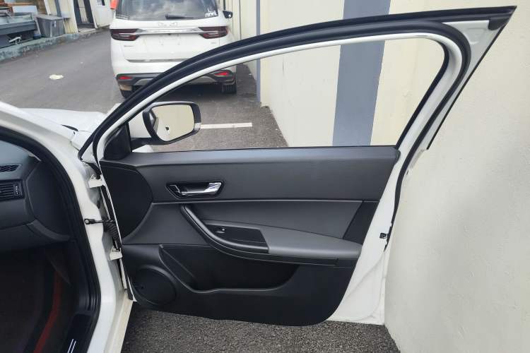 Used Qoros 3 2018 Sedan 1.6L Automatic Leading Model Interior 5