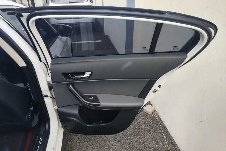 Used Qoros 3 2018 Sedan 1.6L Automatic Leading Model Interior 6