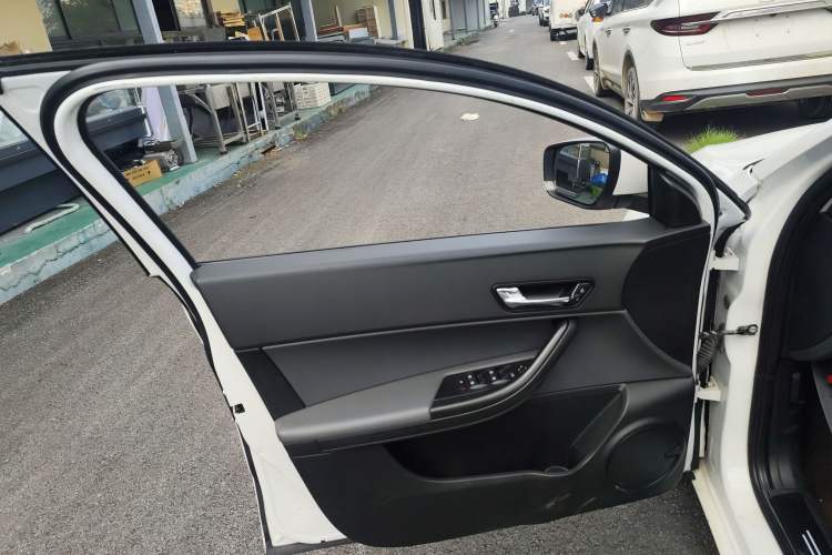Used Qoros 3 2018 Sedan 1.6L Automatic Leading Model Interior 7