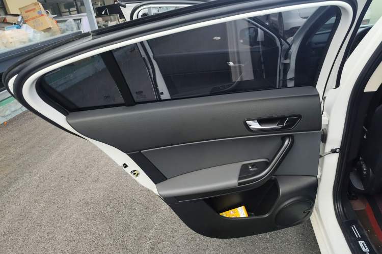 Used Qoros 3 2018 Sedan 1.6L Automatic Leading Model Interior 8