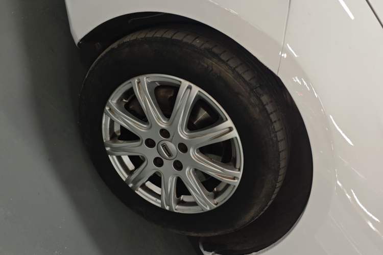 Used Qoros 3 2018 Sedan 1.6L Automatic Leading Model Left Front Wheel Hub