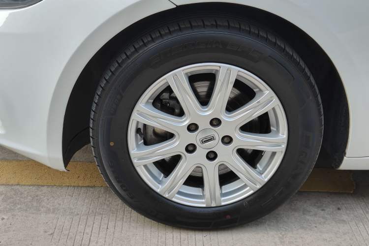 Used Qoros 3 2018 Sedan 1.6L Automatic Leading Model Left Front Wheel Hub