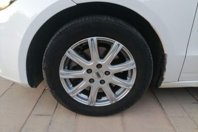 Used Qoros 3 2018 Sedan 1.6L Automatic Leading Model Left Front Wheel Hub