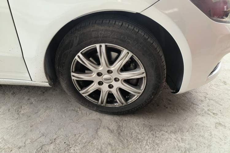 Used Qoros 3 2018 Sedan 1.6L Automatic Leading Model Right Front Wheel Hub