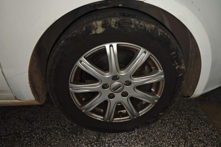 Used Qoros 3 2018 Sedan 1.6L Automatic Luxury Model Right Front Wheel Hub