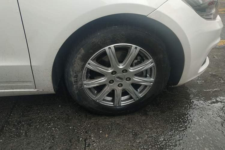 Used Qoros 3 2018 Sedan 1.6L Automatic Leading Model Right Front Wheel Hub