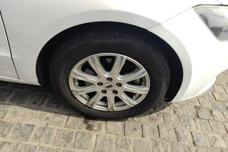 Used Qoros 3 2018 Sedan 1.6L Automatic Leading Model Right Front Wheel Hub