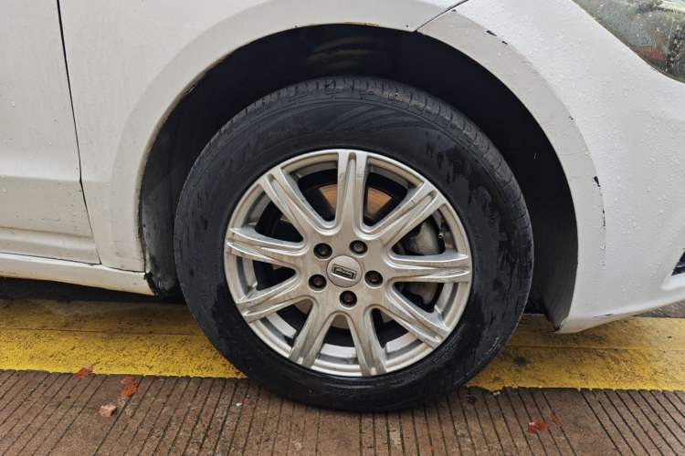 Used Qoros 3 2018 Sedan 1.6L Automatic Leading Model Right Front Wheel Hub