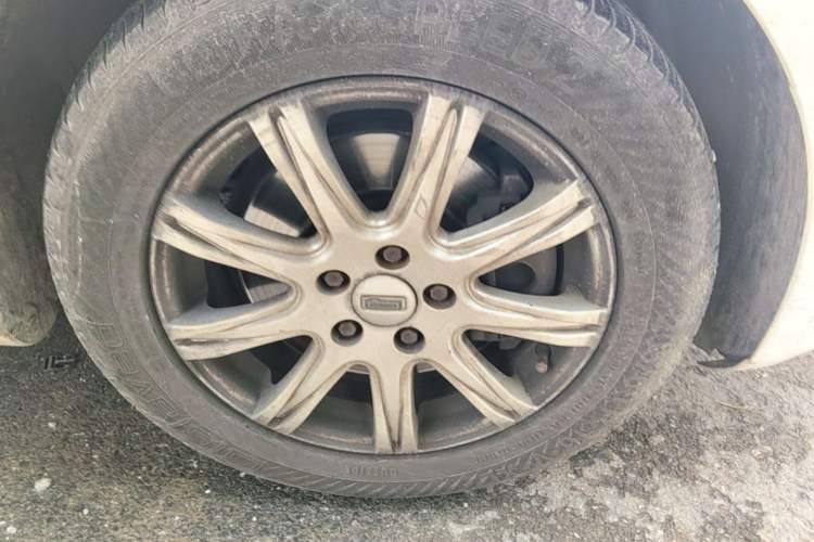 Used Qoros 3 2018 Sedan 1.6L Automatic Leading Model Right Front Wheel Hub