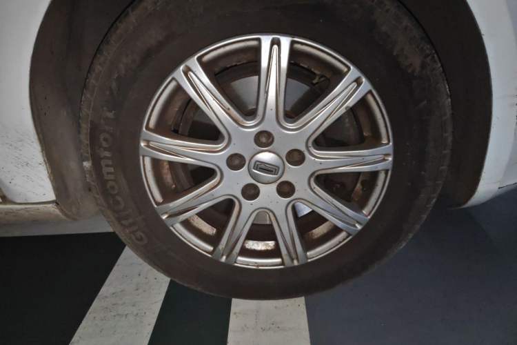 Used Qoros 3 2018 Sedan 1.6L Automatic Leading Model Right Front Wheel Hub