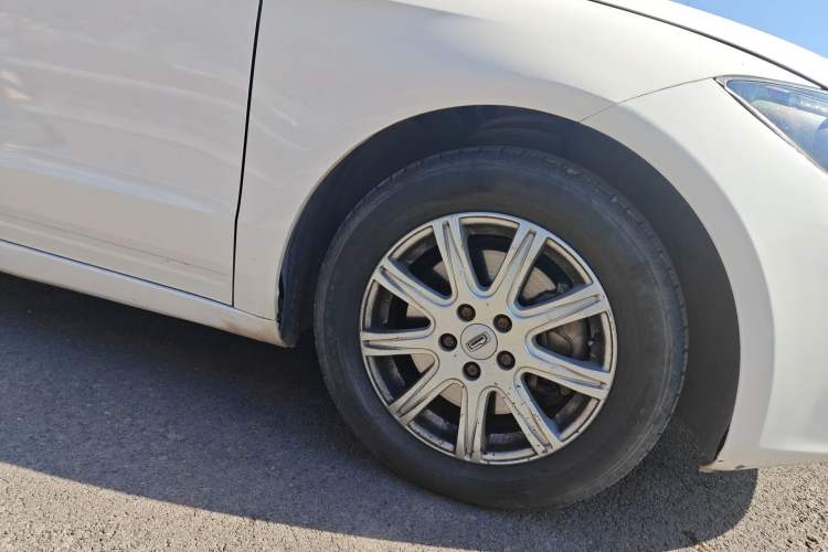 Used Qoros 3 2018 Sedan 1.6L Automatic Leading Model Right Front Wheel Hub
