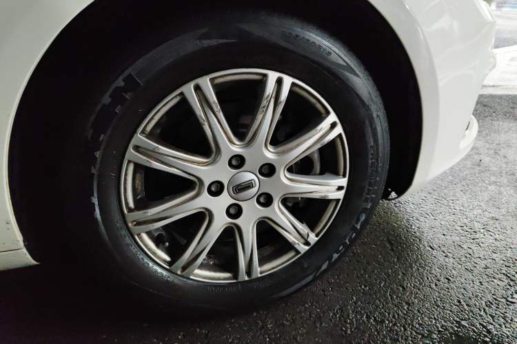 Used Qoros 3 2018 Sedan 1.6L Automatic Leading Model Right Front Wheel Hub