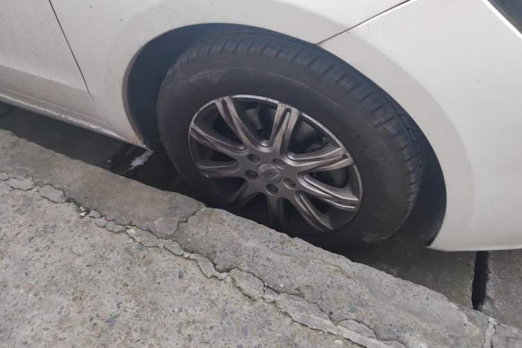 Used Qoros 3 2018 Sedan 1.6L Automatic Leading Model Right Front Wheel Hub
