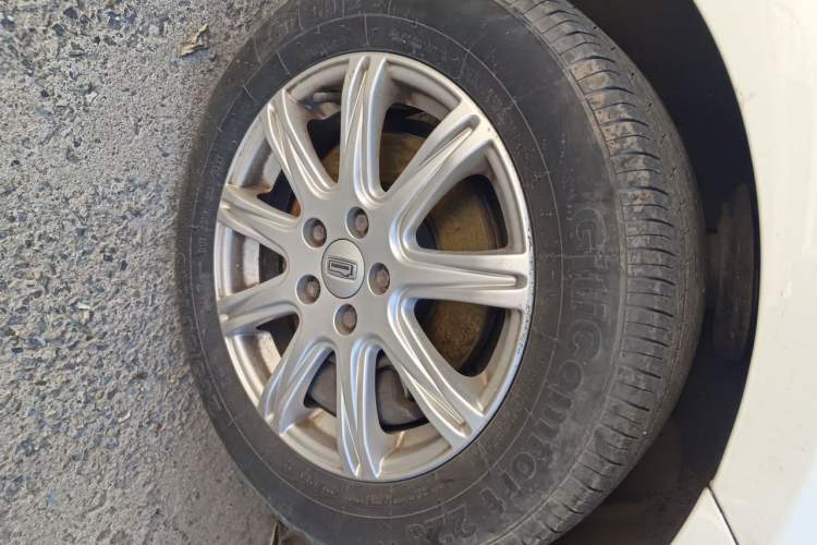 Used Qoros 3 2018 Sedan 1.6L Automatic Leading Model Right Front Wheel Hub