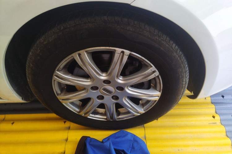 Used Qoros 3 2018 Sedan 1.6L Automatic Leading Model Right Front Wheel Hub