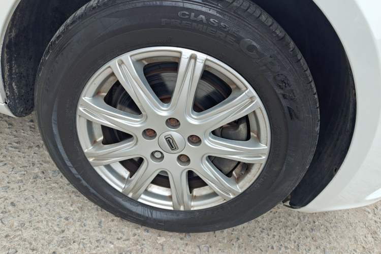 Used Qoros 3 2018 Sedan 1.6L Automatic Leading Model Right Front Wheel Hub