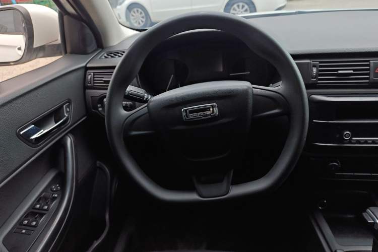 Used Qoros 3 2018 Sedan 1.6L Automatic Leading Model Steering Wheel