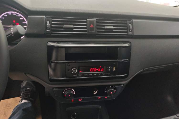 Used Qoros 3 2021 3S Sedan 1.5T CVT Leading Model Audio And AC Panel