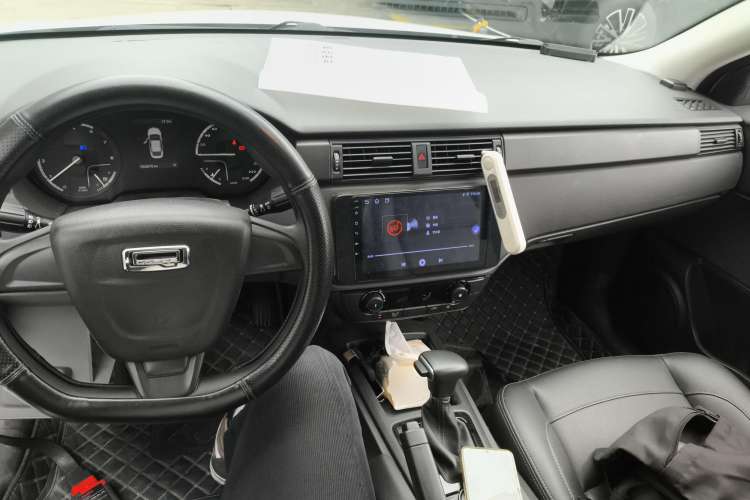 Used Qoros 3 2021 3S Sedan 1.5T CVT Leading Model Center Console