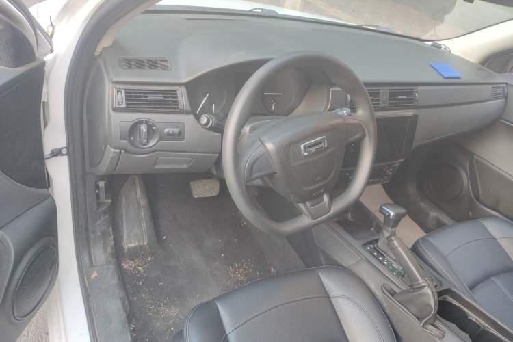 Used Qoros 3 2021 3S Sedan 1.5T CVT Leading Model Center Console