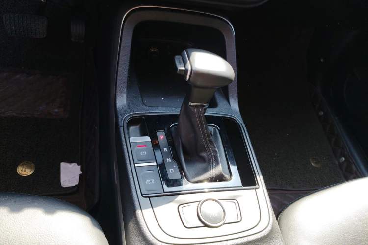 Used Qoros 5 2018 Revised Version 1.6T Automatic Leading Edition Gear Lever