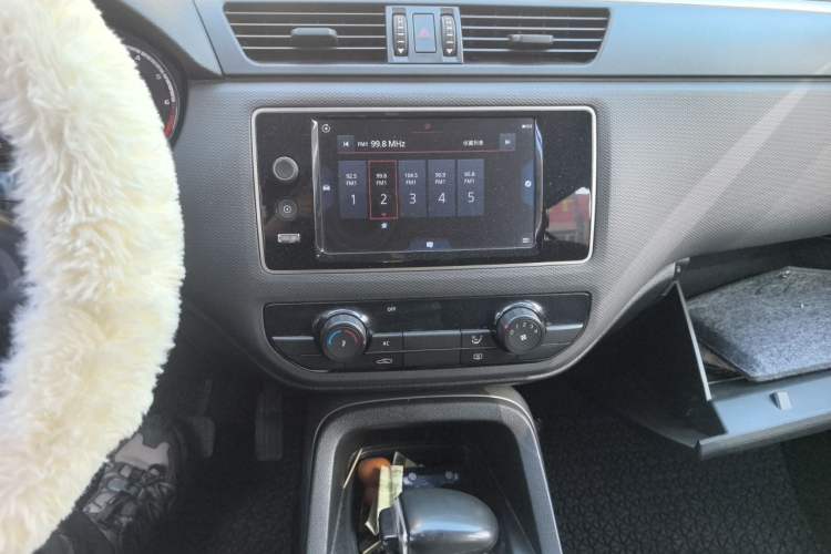 Used Qoros 5 2016 1.6T Automatic Comfort Model Audio And AC Panel