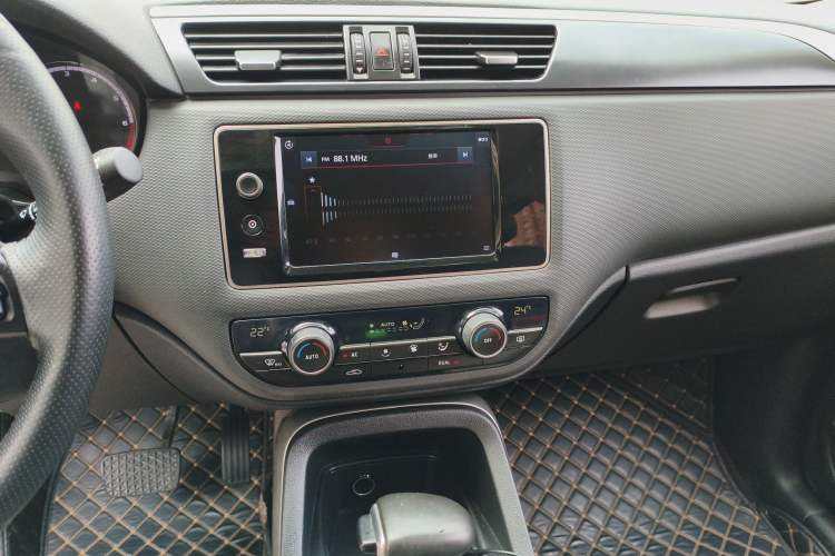 Used Qoros 5 2016 1.6T Automatic Elite Model Audio And AC Panel