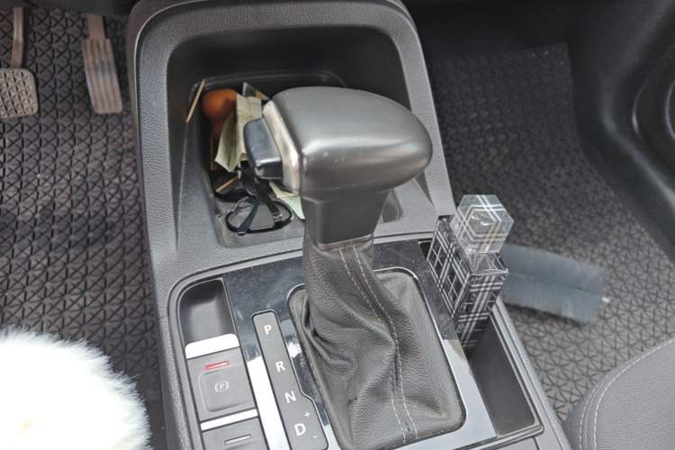 Used Qoros 5 2016 1.6T Automatic Comfort Model Gear Lever