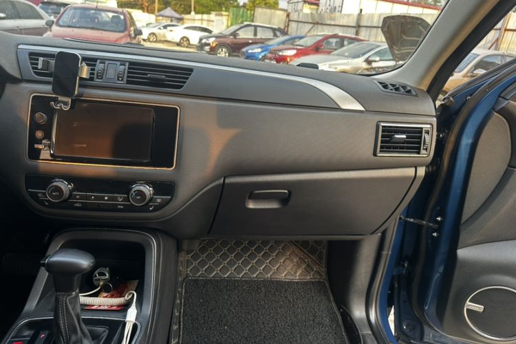 Used Qoros 5 2016 1.6T Automatic Luxury Model Interior 1