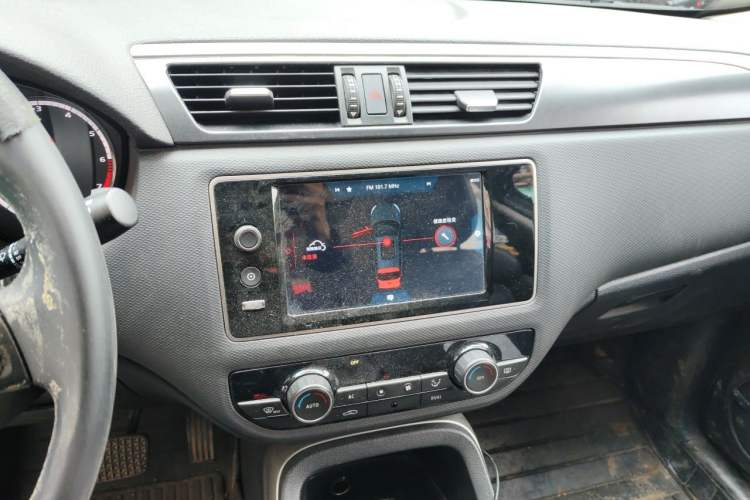 Used Qoros 5 2016 1.6T Automatic Elite Model Audio And AC Panel