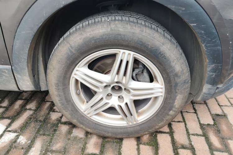 Used Qoros 5 2016 1.6T Automatic Elite Model Right Front Wheel Hub