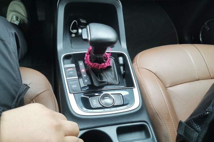 Used Qoros 5 2016 1.6T Automatic Luxury Model Gear Lever
