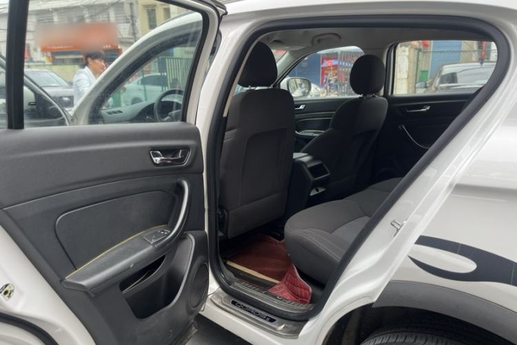 Used Qoros 5 2016 1.6T Manual Comfort Model Interior 6